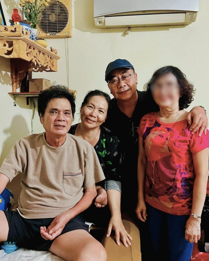 Theo đạo diễn Trần Phong đến thăm nghệ sĩ Mai Trần. (Ảnh: Phong Trần)