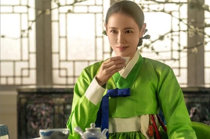 Son Ye Jin hóa thân thành Madam Cho, người phụ nữ quyền lực, sắc sảo và đầy bí ẩn trong phiên bản mới của Scandal. Ảnh: Netflix.