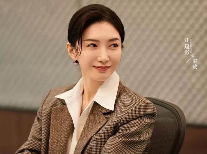 Không đi theo lối mòn thường thấy của phim công sở, Đêm Đậm Hơn tập trung khai thác những "vùng xám" nơi môi trường làm việc. Ảnh: Weibo
