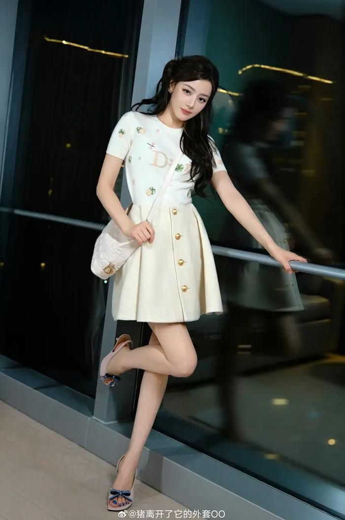 Loạt ảnh mới đăng tải của Địch Lệ Nhiệt Ba khiến công chúng 'đứng ngồi không yên'. (Ảnh: Sohu)