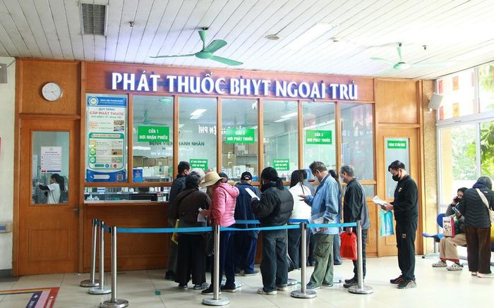 Người bệnh đang làm thủ tục lấy thuốc BHYT ngoại trú tại Bệnh viện Thanh Nhàn.