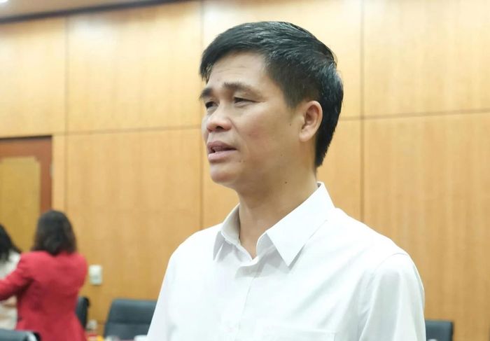 Ông Ngọ Duy Hiểu, Phó Chủ tịch thường trực Tổng Liên đoàn Lao động Việt Nam, trao đổi với báo giới sau phiên họp