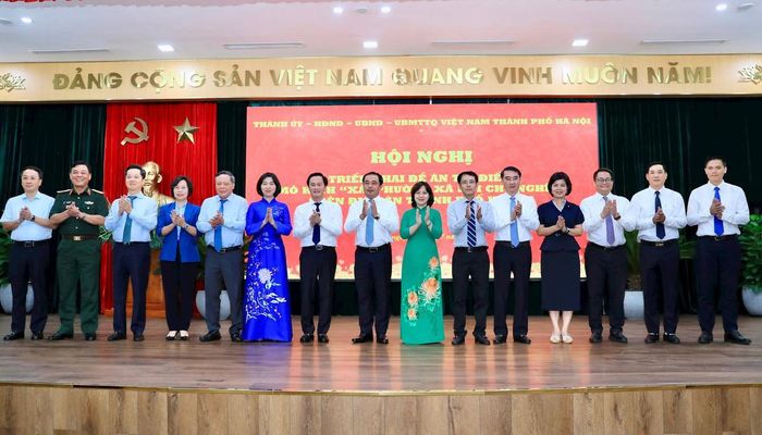 Bí thư Thành ủy Hà Nội Trần Đức Thắng và các lãnh đạo thành phố Hà Nội cùng các đại biểu chụp ảnh lưu niệm tại hội nghị