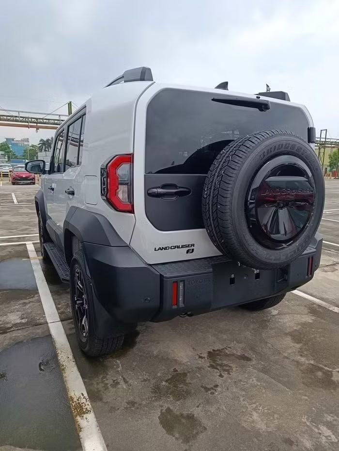 Phần đầu và đuôi xe Toyota Land Cruiser FJ