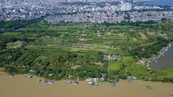 Nhiều khu vực bãi sông hiện đã hình thành hoạt động dân sinh và cư trú lâu năm, đặt ra bài toán cân bằng giữa nhu cầu phát triển và yêu cầu bảo đảm thoát lũ. Ảnh: Quang Minh (Arttimes)
