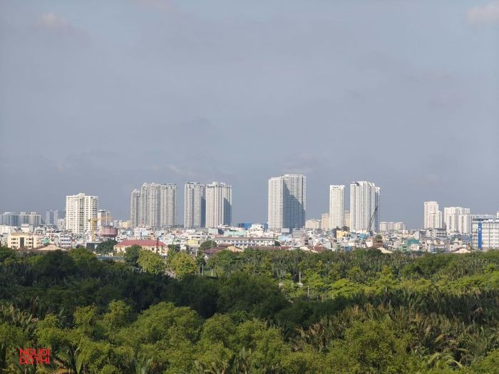 Khi đô thị trở thành nơi hút vốn đầu tư, các khu “đất vàng” trở thành đối tượng nhắm tới của các tập đoàn “sản xuất không gian đô thị”. Ảnh: Trung Dũng