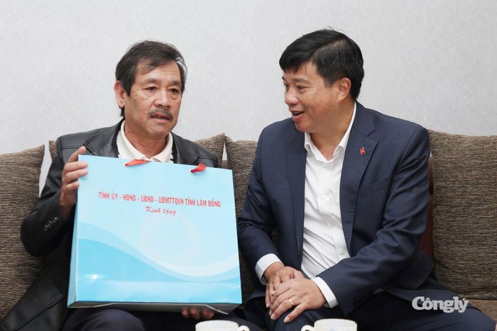 Bí thư Tỉnh ủy Lâm Đồng Y Thanh Hà Niê Kđăm thăm hỏi, tặng quà cho gia đình bệnh binh Phạm Đãi Tĩnh.