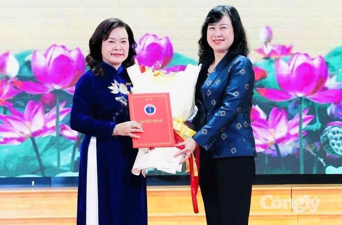 Bộ trưởng Bộ Y tế Đào Hồng Lan trao quyết định bổ nhiệm cho bà Nguyễn Minh Phương
