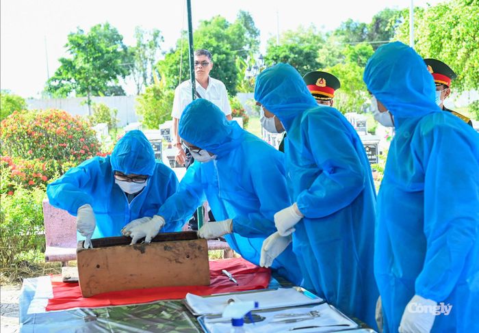 Công tác lấy mẫu hài cốt liệt sĩ rơi vào giai đoạn mùa mưa, cán bộ, chiến sĩ Bộ CHQS tỉnh Cà Mau phát huy tinh thần trách nhiệm hoàn thành công việc đúng theo tiến độ.