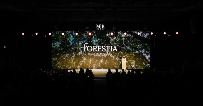 Trưởng ban Marketing và truyền thông MIK Group Vũ Thị Duyên giới thiệu triết lý của Forestia. Ảnh: DNCC