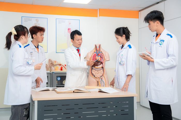 Việt Nam cần xây dựng một nền kinh tế chăm sóc toàn diện, vừa đáp ứng nhu cầu của xã hội, vừa tạo việc làm. Ảnh: HUTECH.