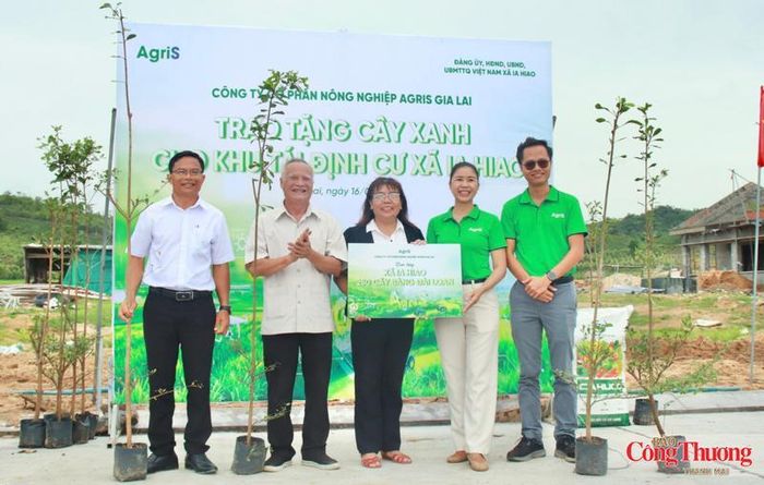 Công ty CP Nông nghiệp Agris Gia Lai tặng cây xanh cho khu tái định cư xã Ia Hiao.