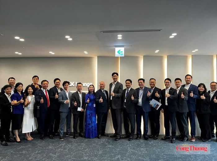 Đoàn công tác Việt Nam chụp ảnh lưu niệm với lãnh đạo và đại diện Tập đoàn LX International. Ảnh: Cục XTTM