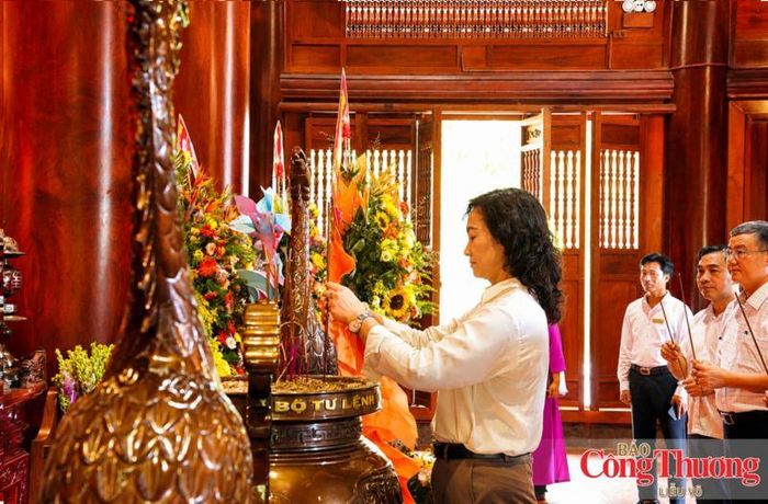 Thứ trưởng Bộ Công Thương dâng hương tưởng nhớ Bác 