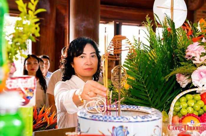 Thứ trưởng dâng hương tại Đền thờ Gia tiên Chủ tịch Hồ Chí Minh 