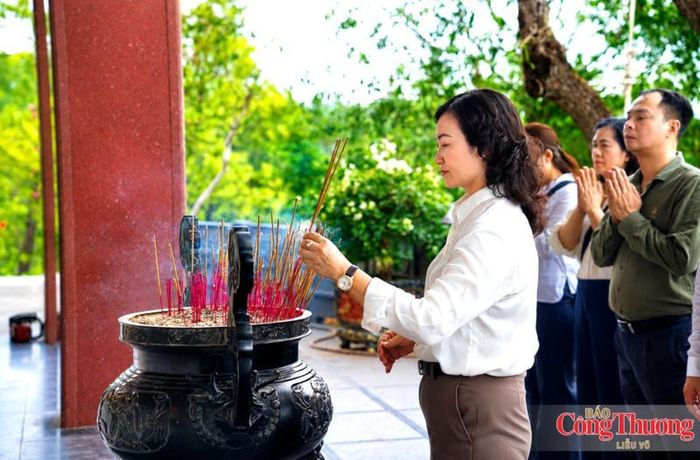 Thứ trưởng Phan Thị Thắng dâng hương tại khu mộ bà Hoàng Thị Loan, bày tỏ sự tri ân sâu sắc với thân mẫu Chủ tịch Hồ Chí Minh. 