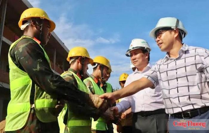 Ông Phạm Xuân Điệp, Giám đốc Ban Quản lý dự án đầu tư xây dựng tỉnh (bên phải) và ông Phạm Văn Nam, Giám đốc Sở Giáo dục và Đào tạo tỉnh Gia Lai (thứ hai từ phải qua) bắt tay động viên các chiến sĩ đang giúp sức tại công trường. 