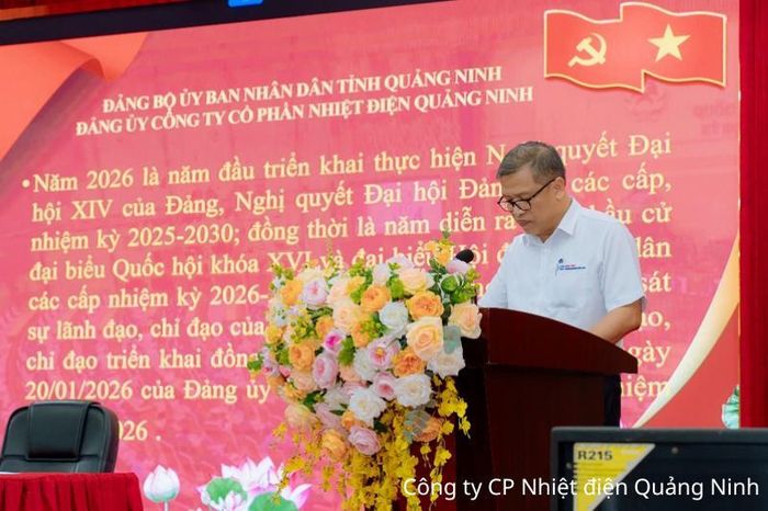 Đồng chí Nguyễn Việt Dũng, Phó Bí thư Đảng ủy, Tổng giám đốc Công ty trình bày Báo cáo sơ kết công tác Đảng 6 tháng đầu năm 2026 tại Hội nghị.