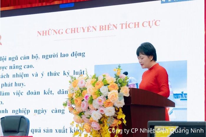 Đồng chí Nguyễn Thị Huyền Trang, Ủy viên BTV Đảng ủy, Bí thư Chi bộ Phòng Hành chính và Lao động trình bày tham luận tại Hội nghị