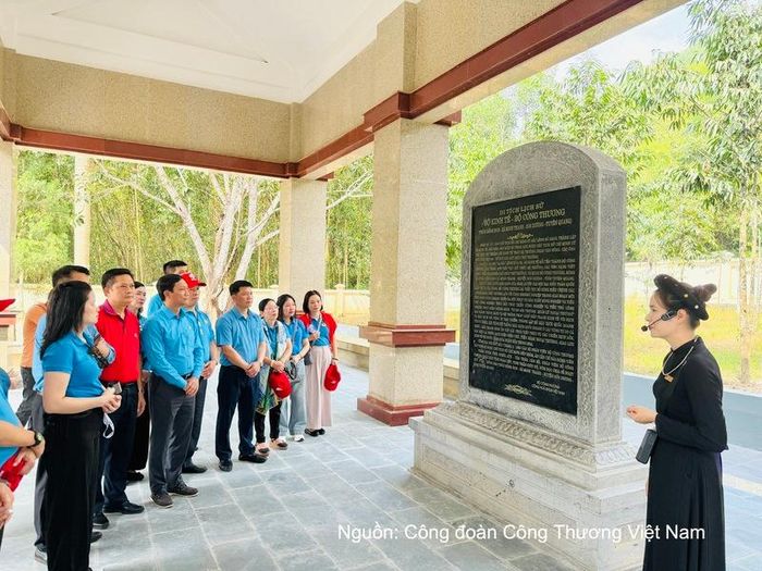 Đoàn dâng hương tại Khu di tích Lịch sử ngành Công Thương Việt Nam.