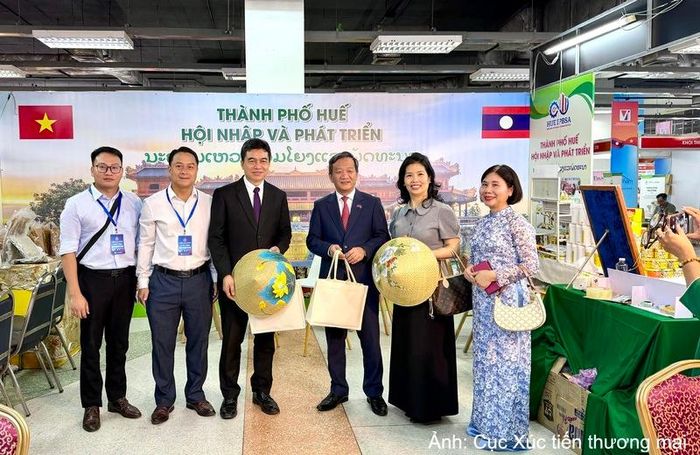 Đoàn doanh nghiệp Việt Nam tham gia Hội chợ VIETLAO EXPO 2026