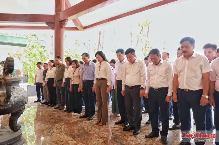 Đoàn công tác kính cần nghiêng mình trước các anh linh. 