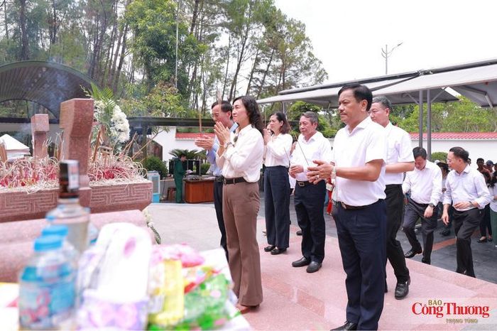 Thứ trưởng Phan Thị Thắng bày tỏ lòng biết ơn vô hạn trước sự hy sinh cao cả của các anh hùng liệt sĩ. 