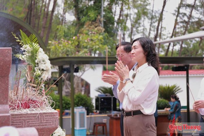 Thứ trưởng Phan Thị Thắng dâng hương tại Khu mộ 10 nữ Anh hùng liệt sĩ thanh niên xung phong đã anh dũng hy sinh tại Ngã ba Đồng Lộc. 