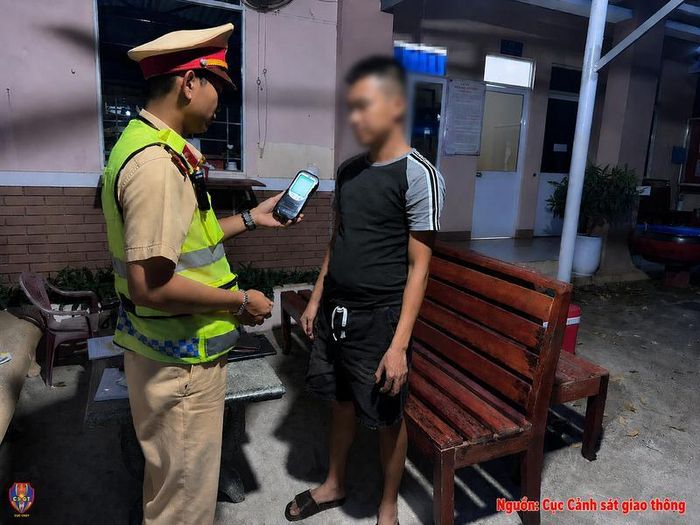 Lực lượng cảnh sát giao thông kiểm tra nồng độ cồn đối với tài xế