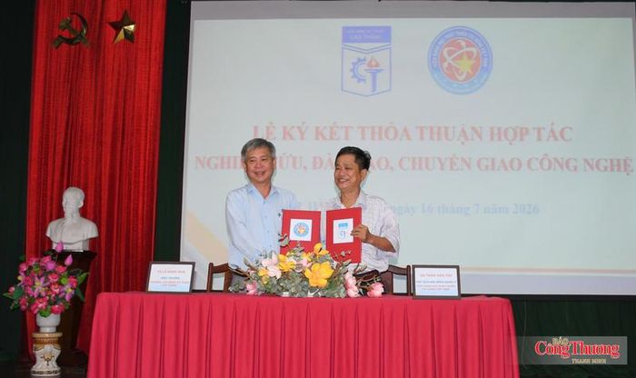 GS Trần Văn Tín, Chủ tịch Hội đồng Khoa học Viện Khoa học phát triển tài năng Việt Nam và TS. Lê Đình Kha, Hiệu trưởng Trường Cao đẳng Kỹ thuật Cao Thắng ký kết biên bản ghi nhớ hợp tác giữa hai đơn vị, tại hội thảo.