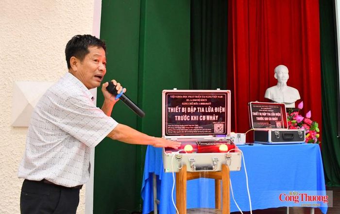 GS. Trần Văn Tin, Chủ tịch Viện Khoa học Phát triển Tài năng Việt Nam, demo thiết bị dập tia lửa điện khi xảy ra sự cố đoản mạch trước khi aptomat (CB) tự ngắt, tại hội thảo.