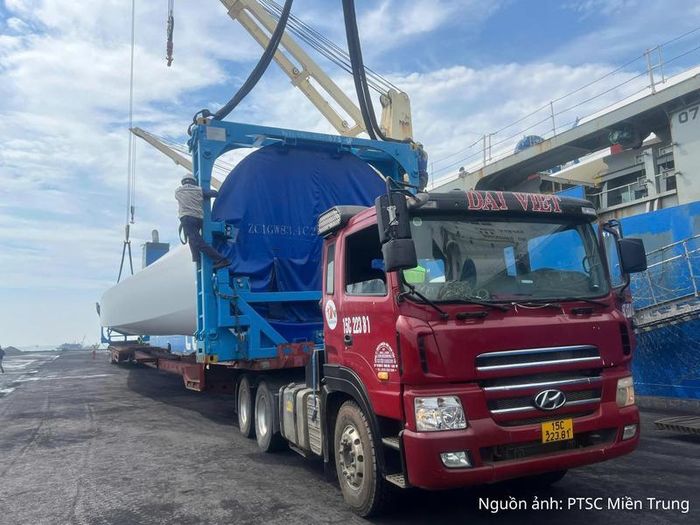 Vận chuyển lên xe bốc từ tàu xuống cầu cảng Hòn La