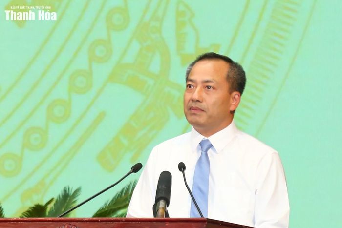 Chánh án Tòa án Nhân dân tỉnh Đỗ Thế Bình báo cáo các nội dung liên quan tại kỳ họp.