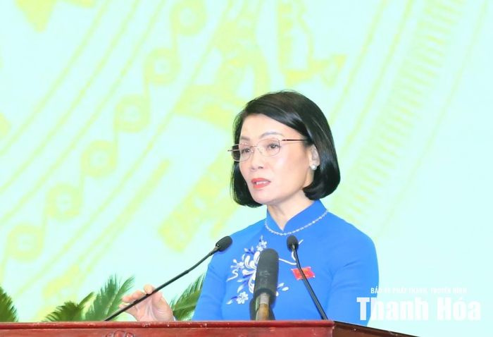 Phó Chủ tịch Thường trực Ủy ban MTTQ tỉnh Đỗ Thị Toán thông báo các nội dung liên quan tại kỳ họp.
