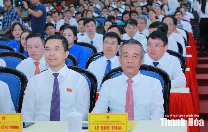 Bí thư Tỉnh ủy Lê Đức Thái và Phó Bí thư Thường trực Tỉnh ủy Nguyễn Hồng Phong cùng các đại biểu dự kỳ họp.