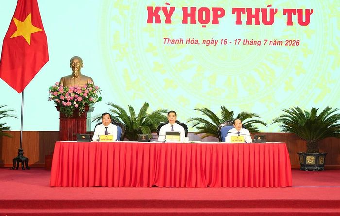 Chủ tịch HĐND tỉnh Nguyễn Hồng Phong và các đồng chí Phó Chủ tịch HĐND tỉnh điều hành kỳ họp.
