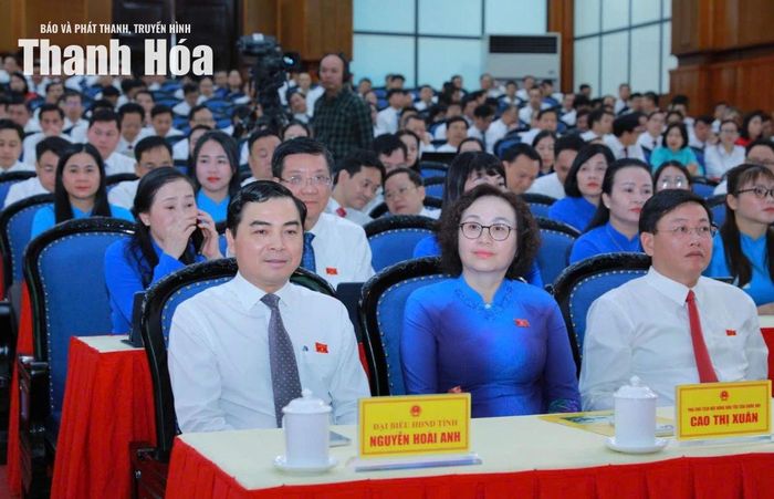 Chủ tịch UBND tỉnh Nguyễn Hoài Anh; Phó Chủ tịch Hội đồng Dân tộc của Quốc hội Cao Thị Xuân và Phó Chủ tịch Thường trực UBND tỉnh Mai Xuân Liêm cùng các đại biểu dự kỳ họp.