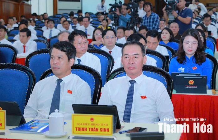 Phó Bí thư Tỉnh ủy Trịnh Tuấn Sinh và Trưởng Ban Tuyên giáo và Dân vận Đào Xuân Yên cùng các đại biểu dự kỳ họp.