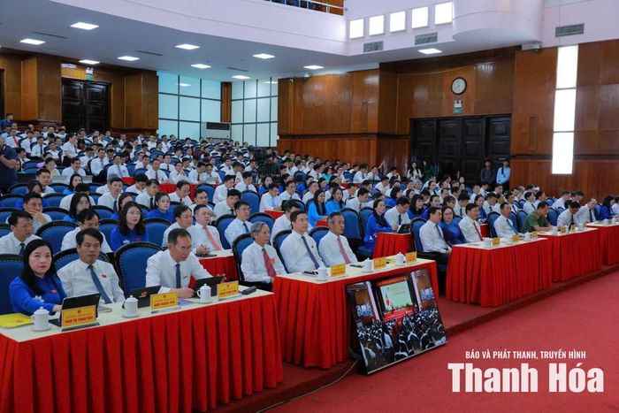 Các đồng chí lãnh đạo tỉnh và đại biểu dự kỳ họp.