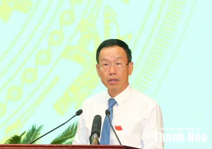 Phó Chủ tịch UBND tỉnh Lê Quang Hùng thông tin về các nội dung liên quan tại kỳ họp.