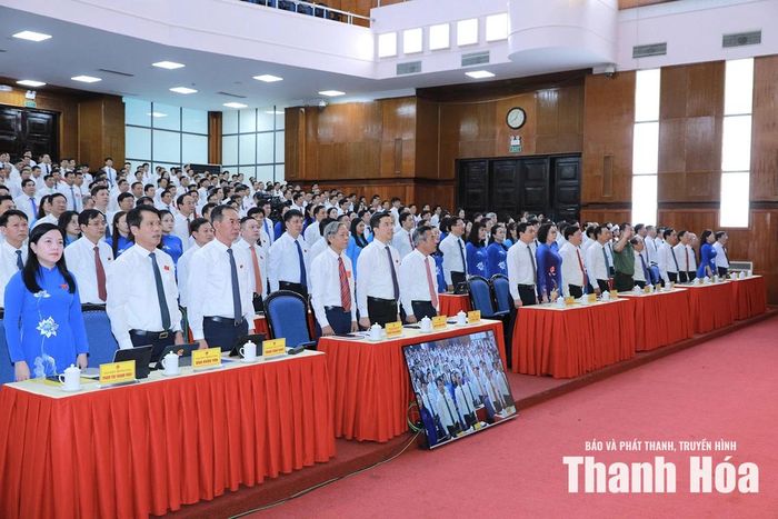 Các đại biểu thực hiện nghi thức chào cờ tại kỳ họp.