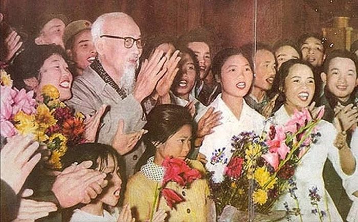 Bác Hồ với các nghệ sĩ sau buổi biểu diễn văn nghệ Tết Kỷ Dậu, năm 1969. Ảnh tư liệu.