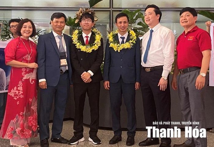 Giám đốc Sở Giáo dục và Đào tạo Thanh Hóa Đỗ Đức Quế cùng Ban Giám hiệu Trường THPT Chuyên Lam Sơn chúc mừng em Lê Duy Khánh và thầy Nguyễn Bá Tư.