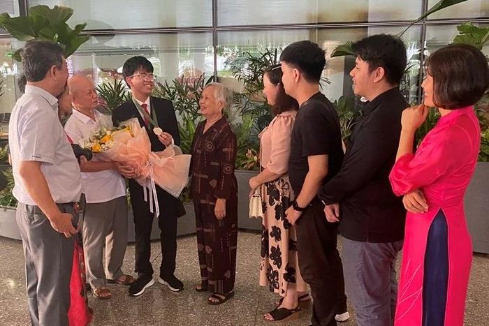 Em Lê Duy Khánh bên gia đình.