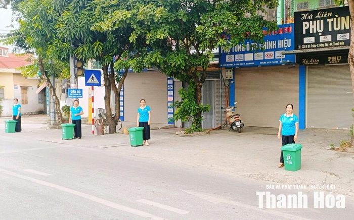 Chi hội phụ nữ phố Bà Triệu đặt thùng đựng rác tại tuyến đường Bà Triệu.