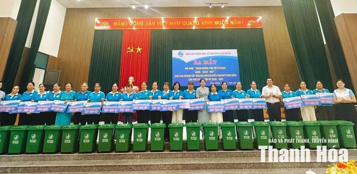 Lãnh đạo phường Hàm Rồng và Hội LHPN phường trao tặng thùng đựng rác cho các chi hội.