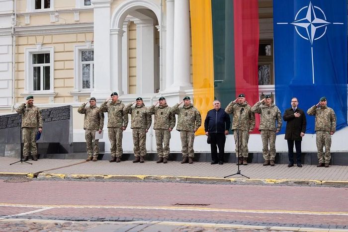 Cờ Litva và cờ NATO trên trụ sở Bộ Quốc phòng ở Vilnius. Ảnh: BNS.