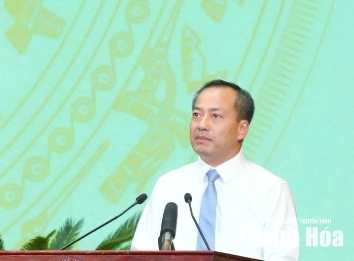 Chánh án TAND tỉnh Đỗ Thế Bình trình bày báo cáo tại kỳ họp.