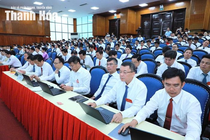 Các đại biểu dự kỳ họp.