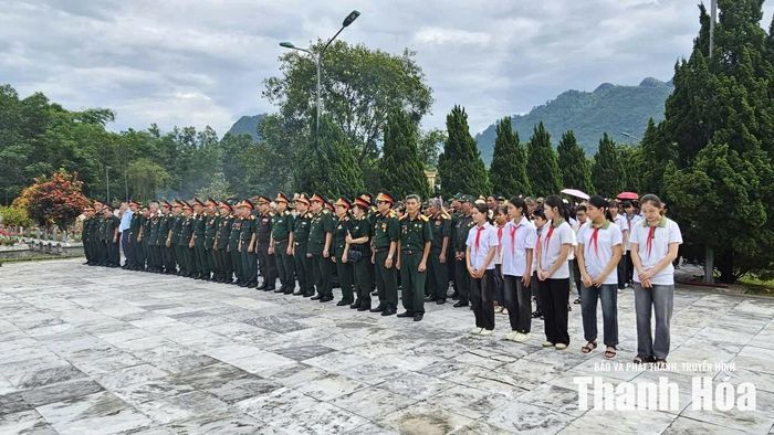 Các đại biểu dâng hương tưởng niệm các Anh hùng liệt sĩ tại Nghĩa trang Liệt sĩ Quốc tế Đồng Tâm.